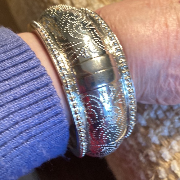 Elegant Silver Bangle Bracelet - Picture 5 of 6